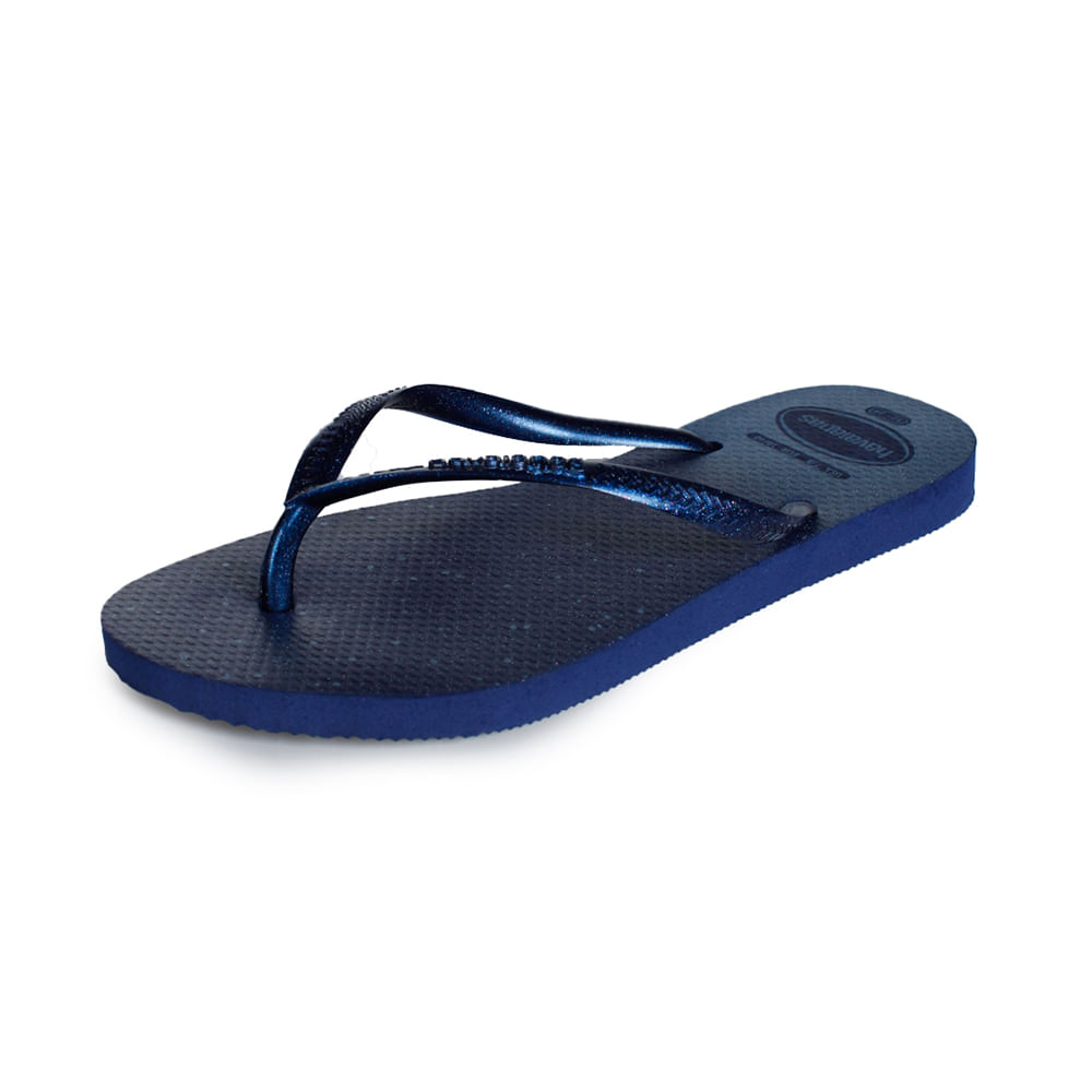 Chinelo Havaianas Slim Gloss em ângulo 3/4 mostrando tiras finas brilhantes e palmilha